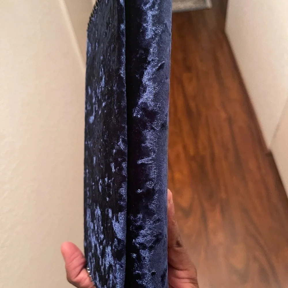 ✨ NWT Chelsea28 Blue Crushed Velvet Chain Clutch Crossbody